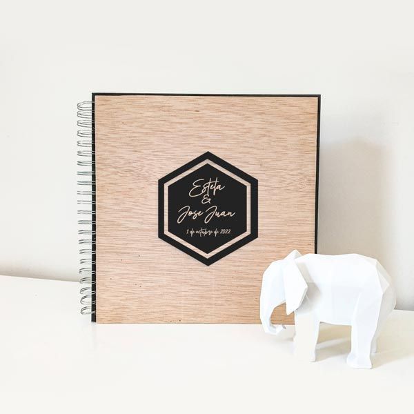 Álbum de madera personalizado con logo de los novios