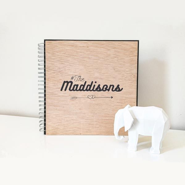 Álbum de madera personalizado con logo de los novios