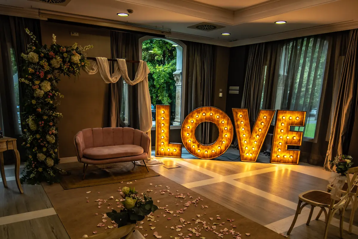 LOVE Decoración boda en interior boda en Cantabria
