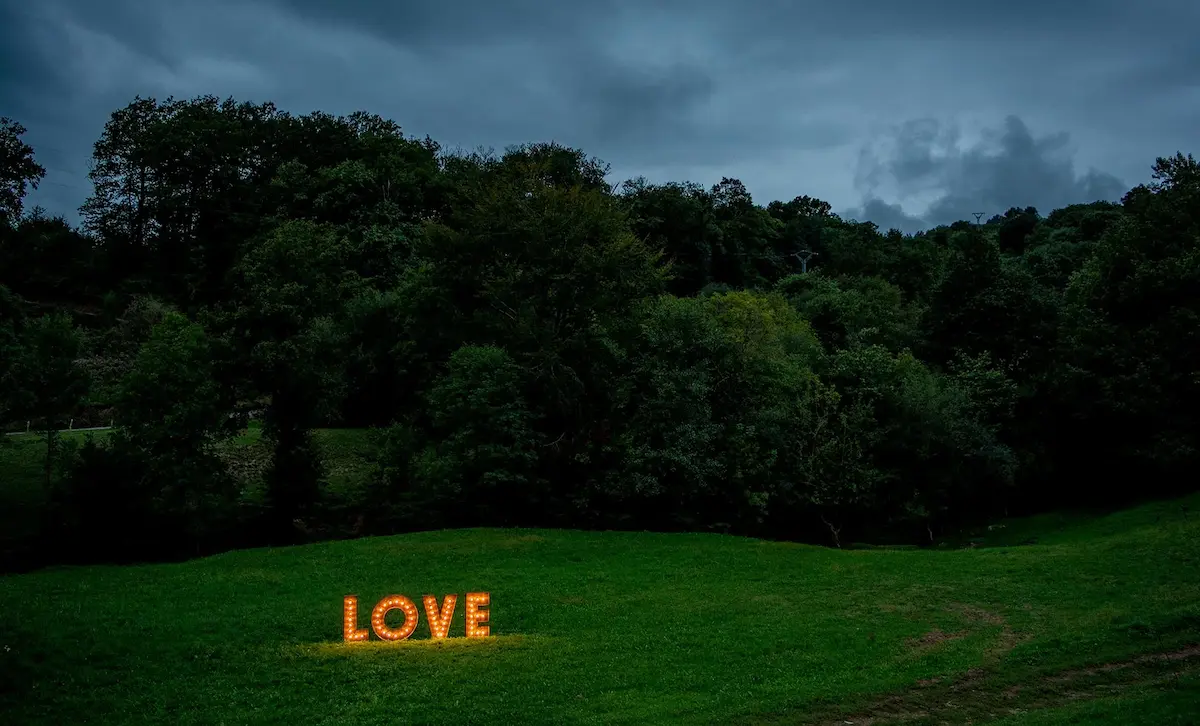 LOVE Gigante para bodas en Cantabria