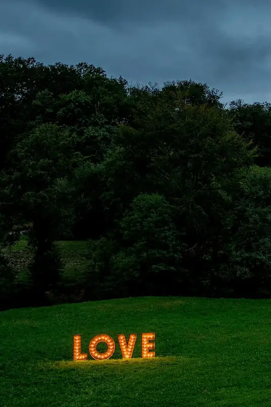 LOVE para bodas en paisaje de Cantabria